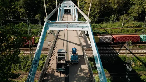 Two eCargo Bikes driving over a train bridge